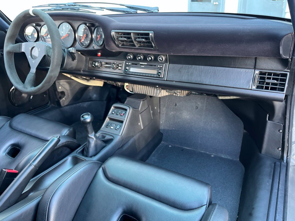 Used 1995  Porsche Carrera 4 image 32