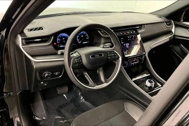 Used 2025 Diamond Black Crystal Pearlcoat Jeep Altitude image 16