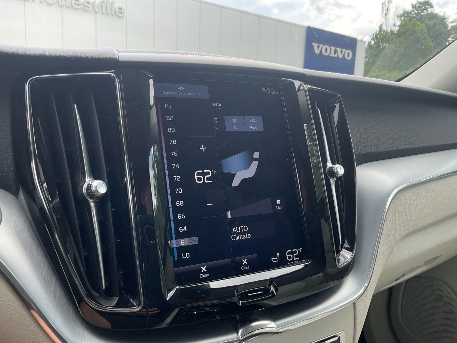 Used 2018 Denim Blue Metallic Volvo Momentum image 22