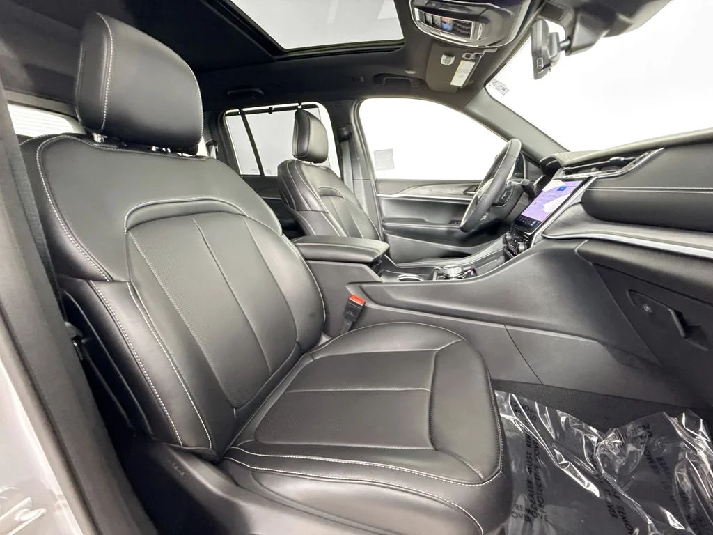 Used 2024 Silver Jeep 4xe image 29
