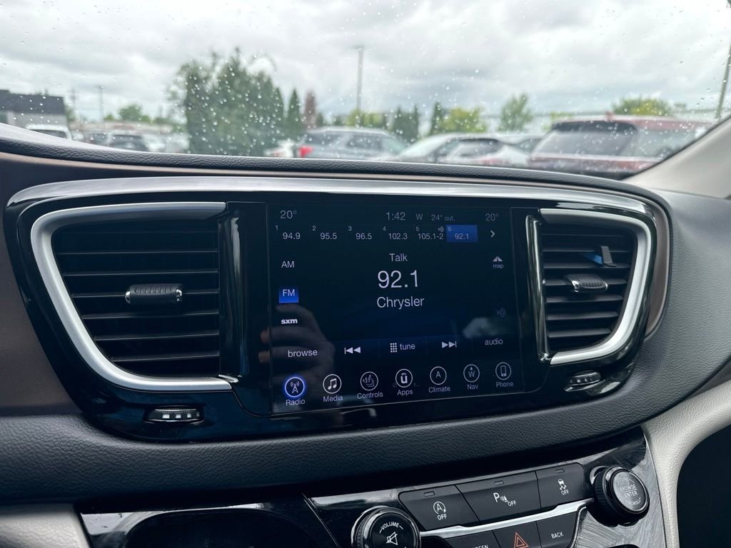 Used 2017 Gray Chrysler Touring L image 9