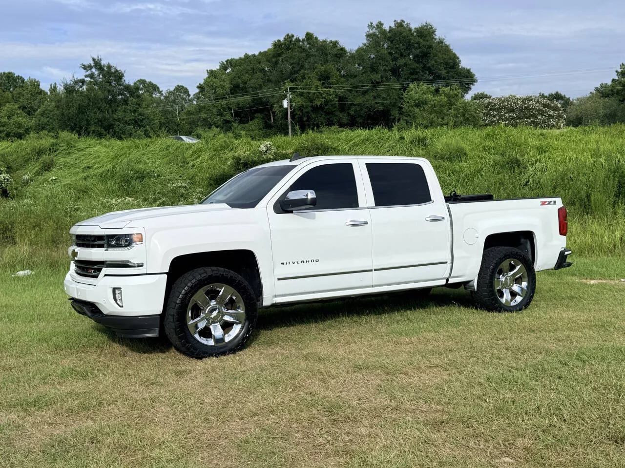 Used 2017 White Chevrolet LTZ Z71 4x4 4dr Crew Cab 5.8 ft. SB image 1
