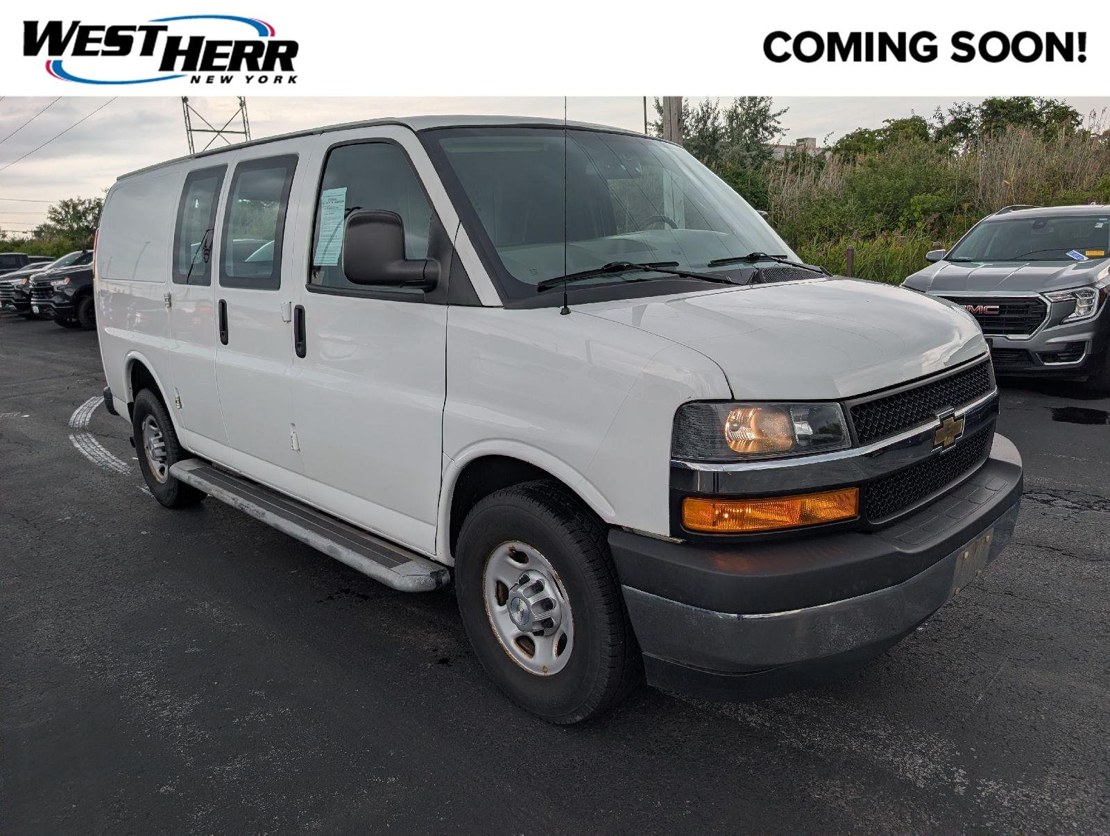 Used 2018 Summit White Chevrolet  image 1