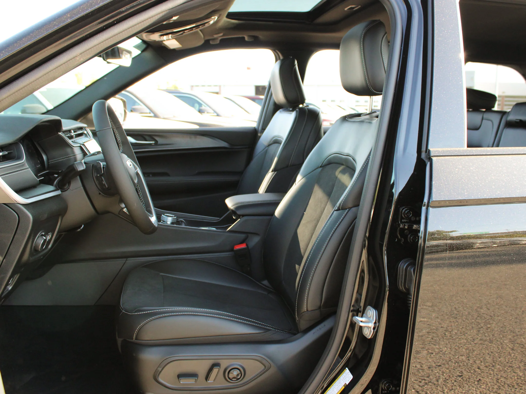 New 2025 Black Jeep Altitude* 4x4, Sunroof, Trailer Tow Pkg, Heated Leather image 9