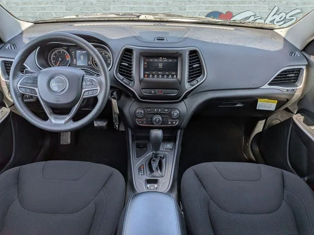 Used 2020 Silver Jeep Latitude image 13