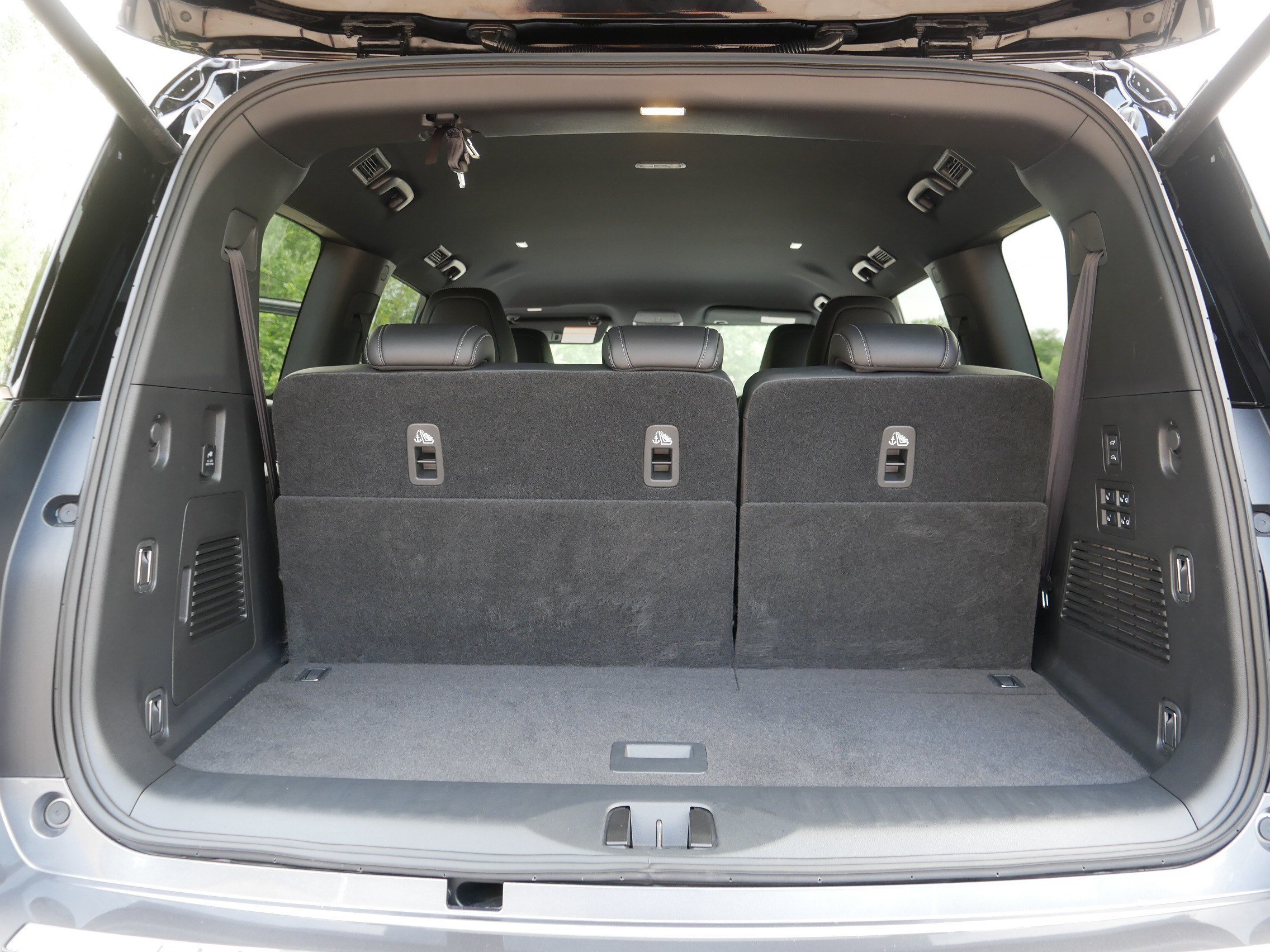 Used 2025 Gun Metallic/Super Black Nissan PRO-4X image 18