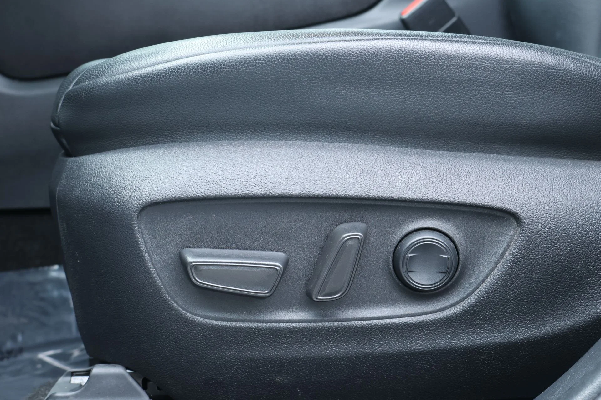 Used 2023 Beige Toyota XLE image 18