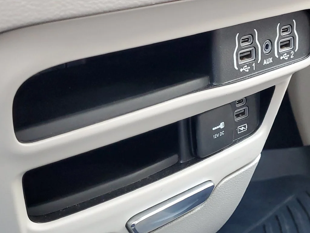 Used 2022 Black Chrysler Touring L image 21