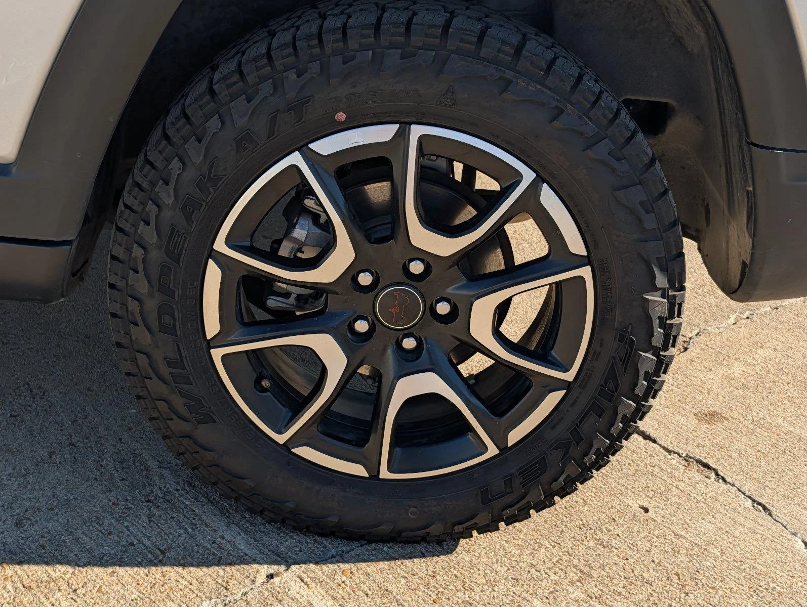 Used 2025 Silver Zynith Metallic Clearcoat Jeep Trailhawk image 9
