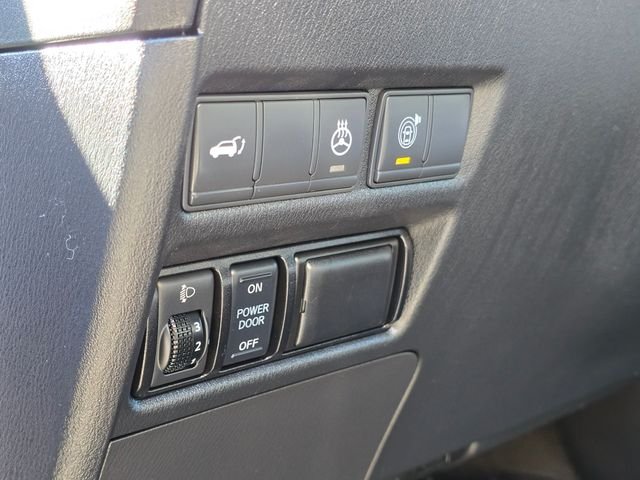 Used 2018 Almond Nissan Platinum image 29