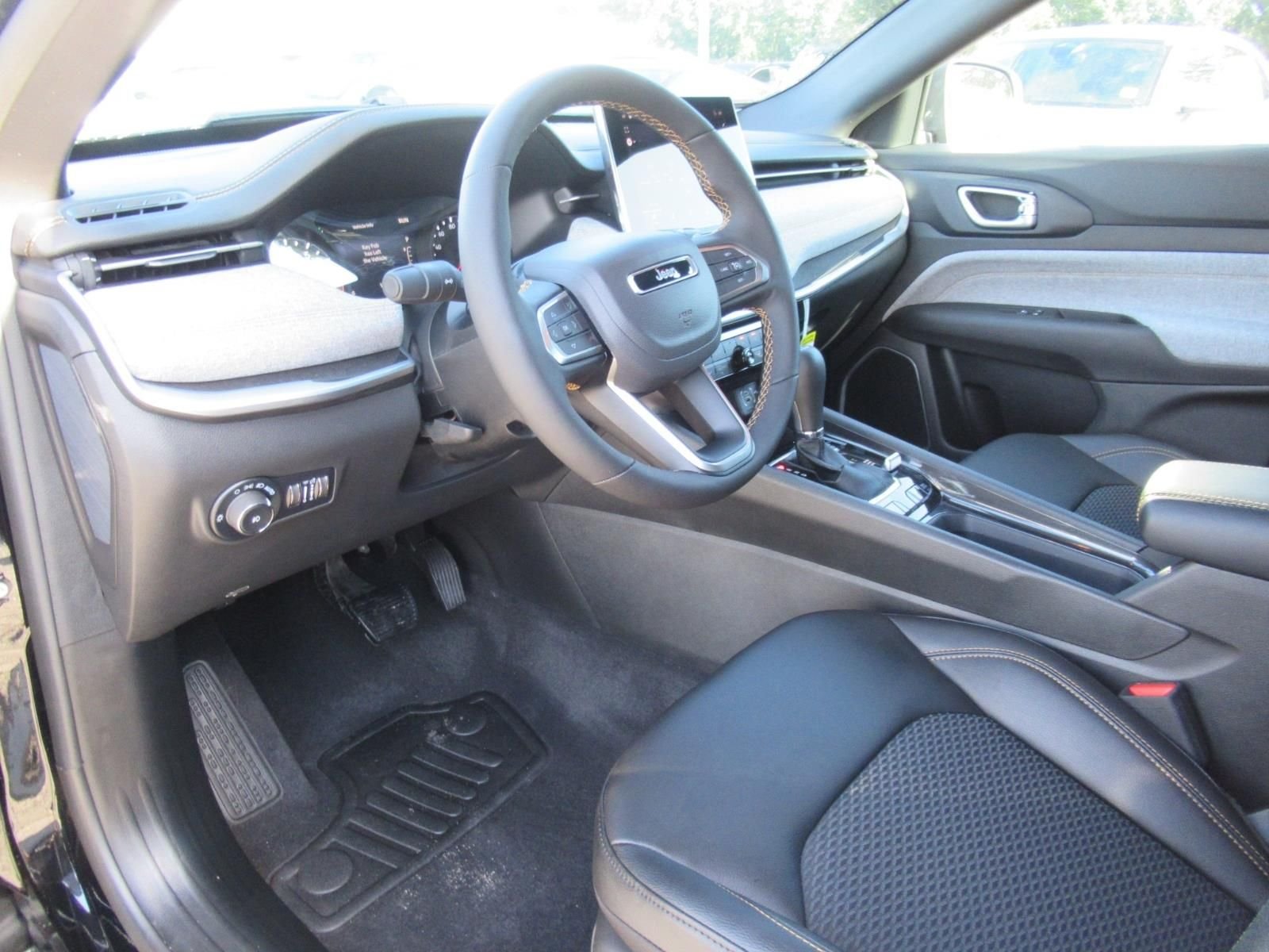 New 2026 Diamond Black Crystal Pearlcoat Jeep Latitude image 18