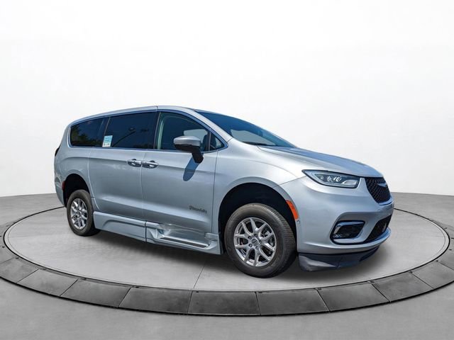 2023 Chrysler Pacifica Touring L's photo