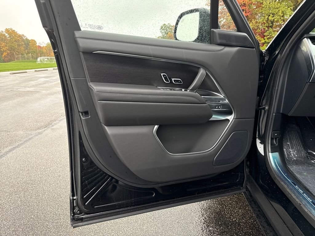 New 2025 Santorini Black Land Rover SE image 10