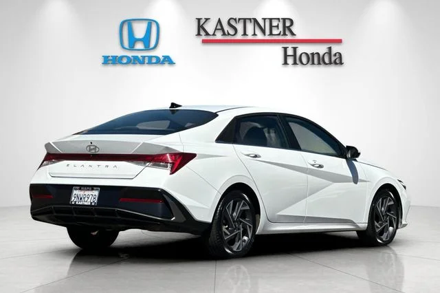 Used 2025 White Hyundai SEL Convenience image 4