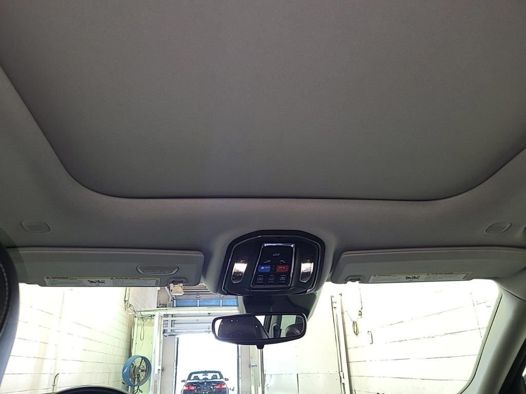 Used 2022 White Jeep Limited image 10