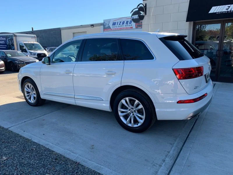 Used 2019 White Audi 55 TFSI Premium Plus Sport Utility 4D image 9