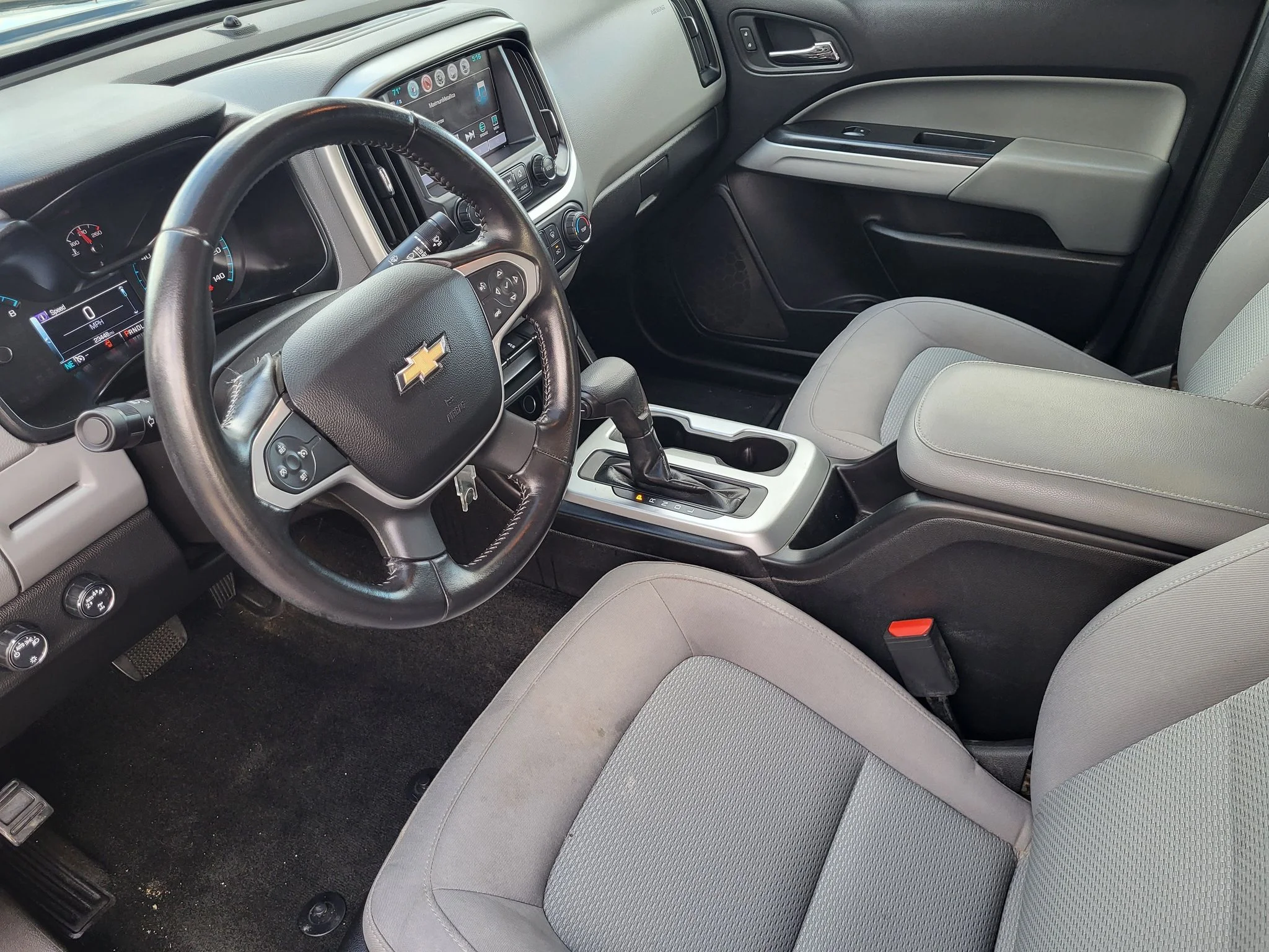 Used 2018 GRAPHITE METALLIC Chevrolet 4WD LT image 10