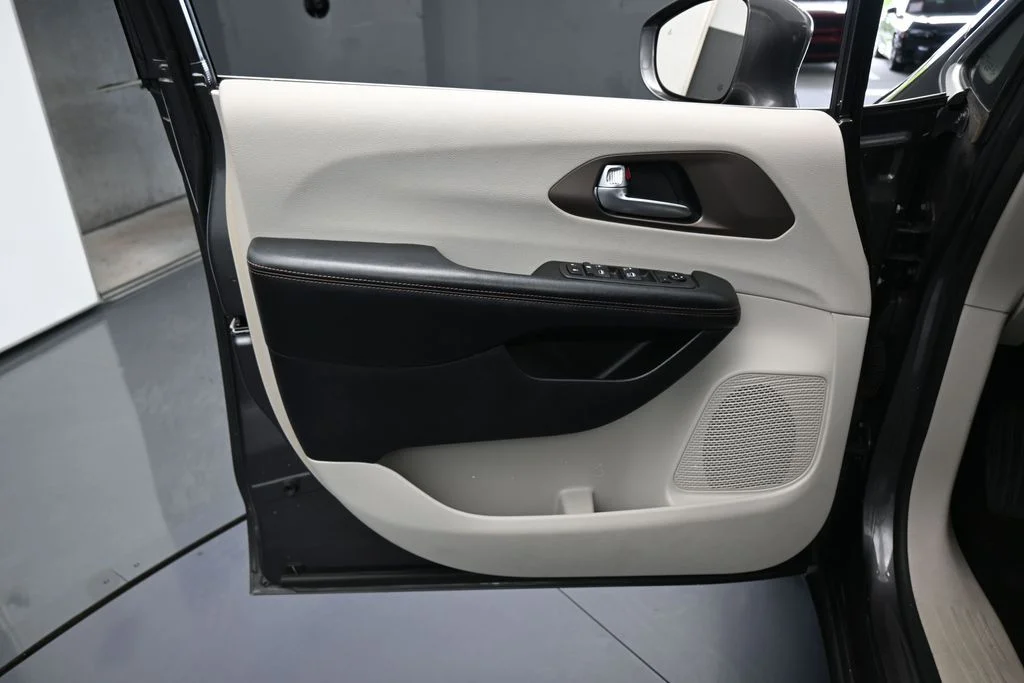 Used 2019 Granite Crystal Metallic Clearcoat Chrysler Touring L image 13