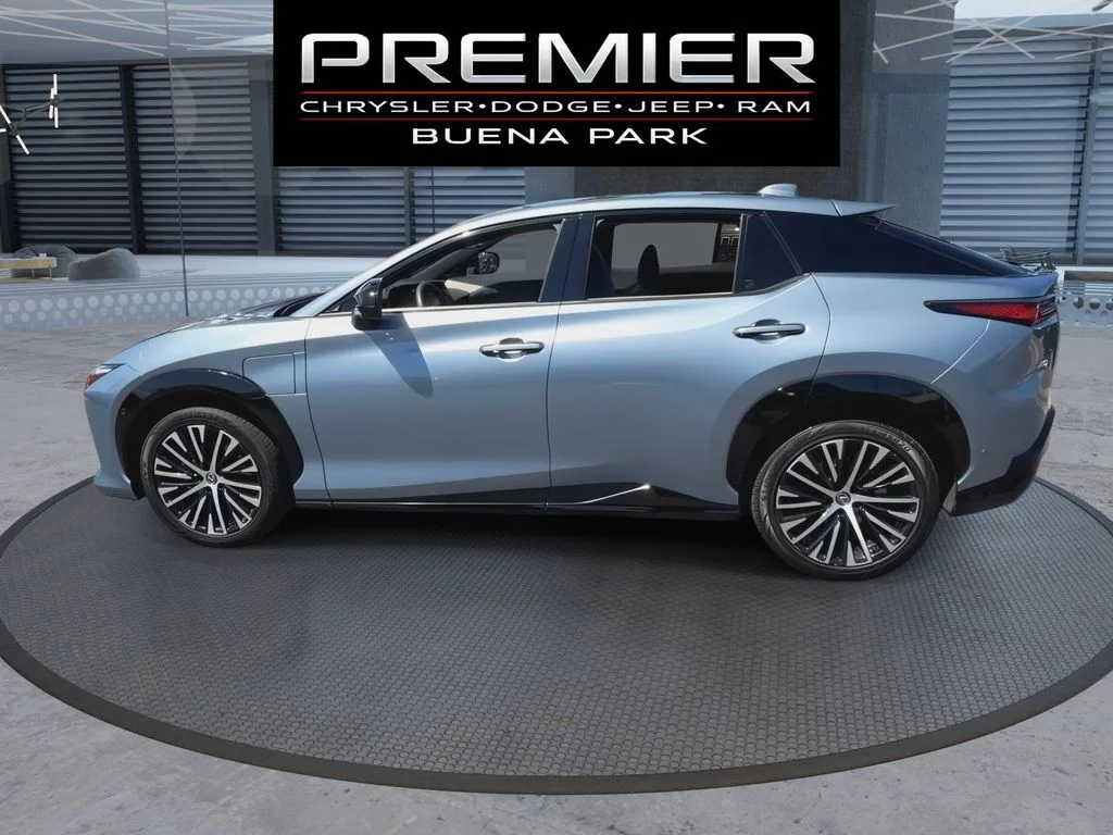 Used 2023  Lexus 450e Luxury image 5