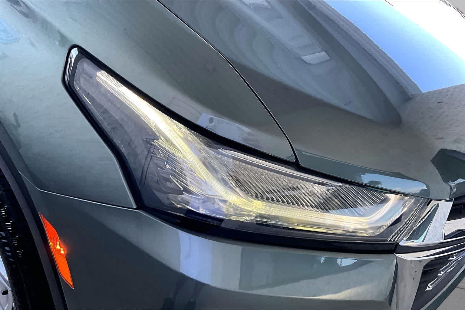 Used 2022 Silver Sage Metallic Chevrolet LT Cloth image 26