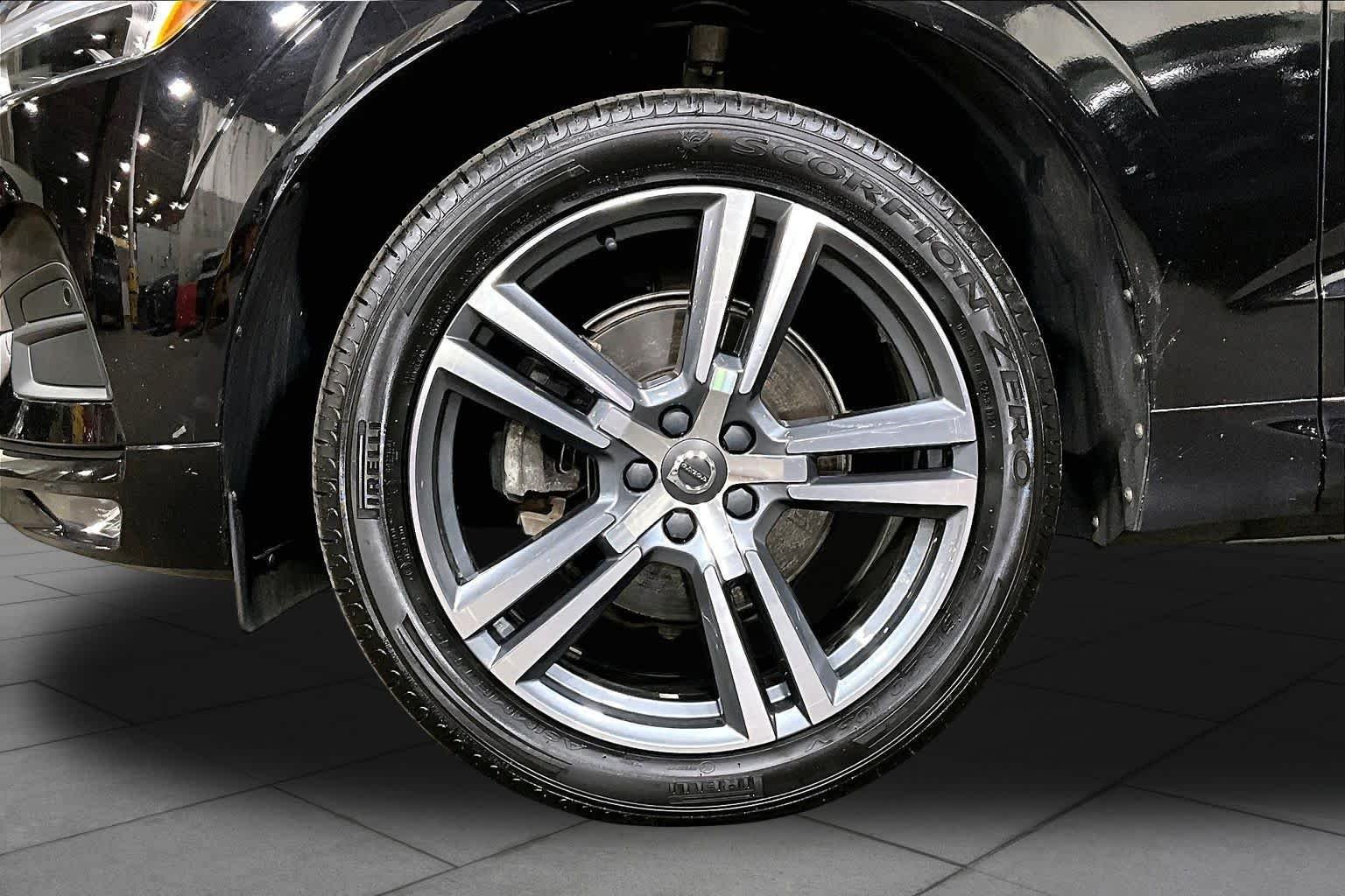Used 2021 Onyx Black Metallic Volvo Momentum image 11
