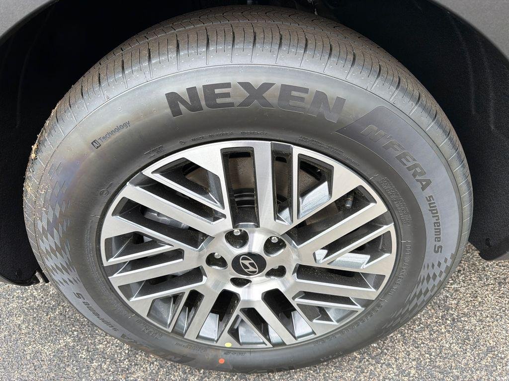New 2026 Black Hyundai SE FWD image 11