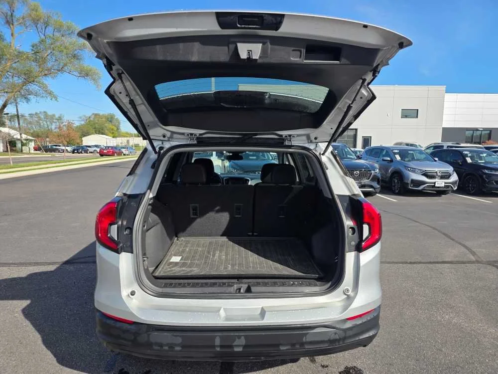 Used 2022 Quicksilver Metallic GMC SLE image 6