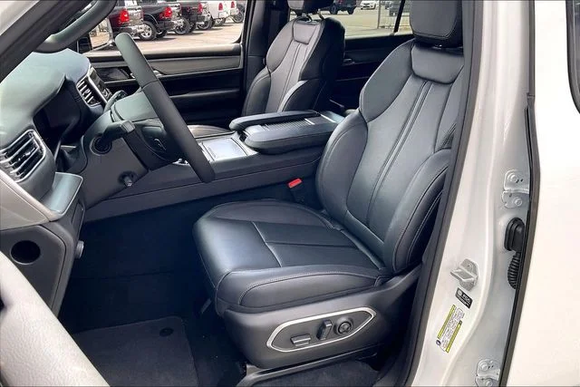 New 2026 Bright White Clear-Coat Exterior Paint Jeep Limited Altitude image 9