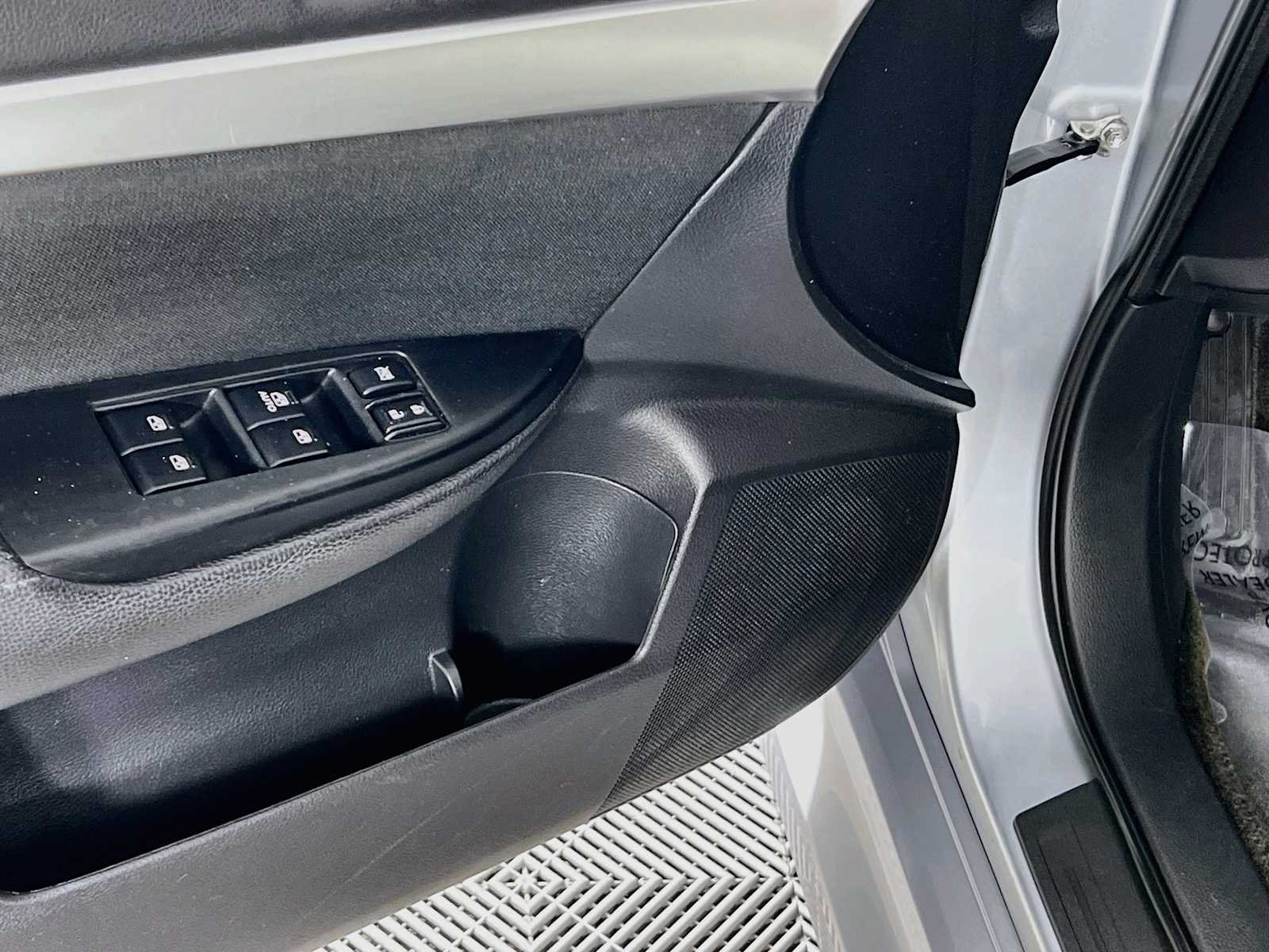 Used 2014 Ice Silver Metallic Subaru 2.5i Premium image 17