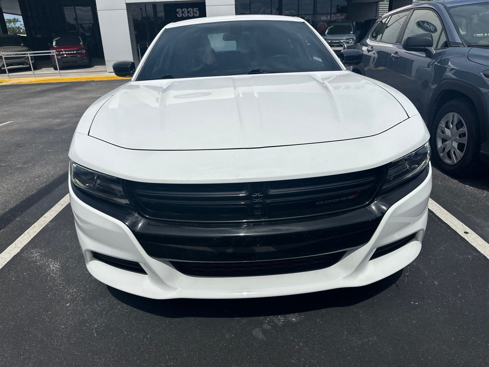 Used 2018 White Dodge SXT image 3