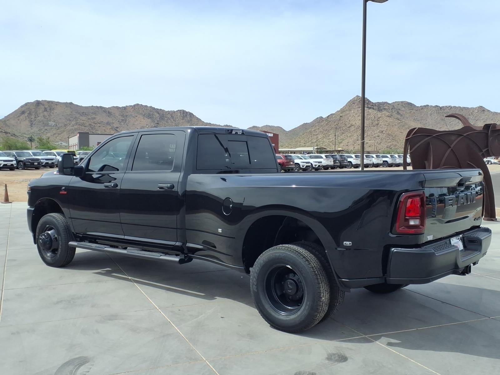 New 2026 Diamond Black Crystal Pearl-Coat Exterior Paint RAM Tradesman image 4