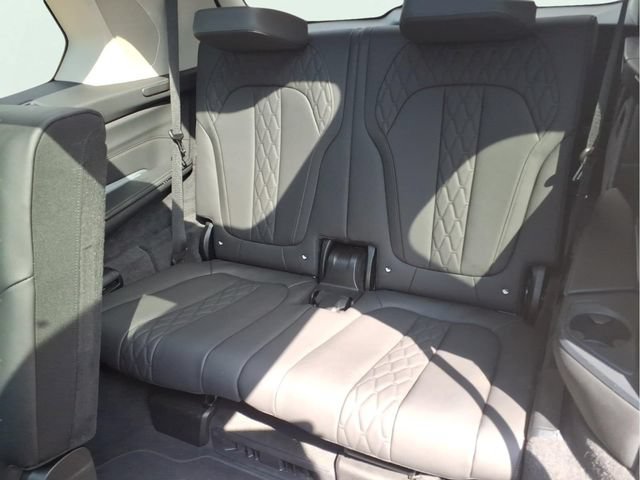Used 2025  BMW xDrive40i image 21