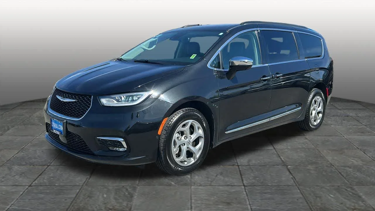 2023 Chrysler Pacifica Limited AWD's photo