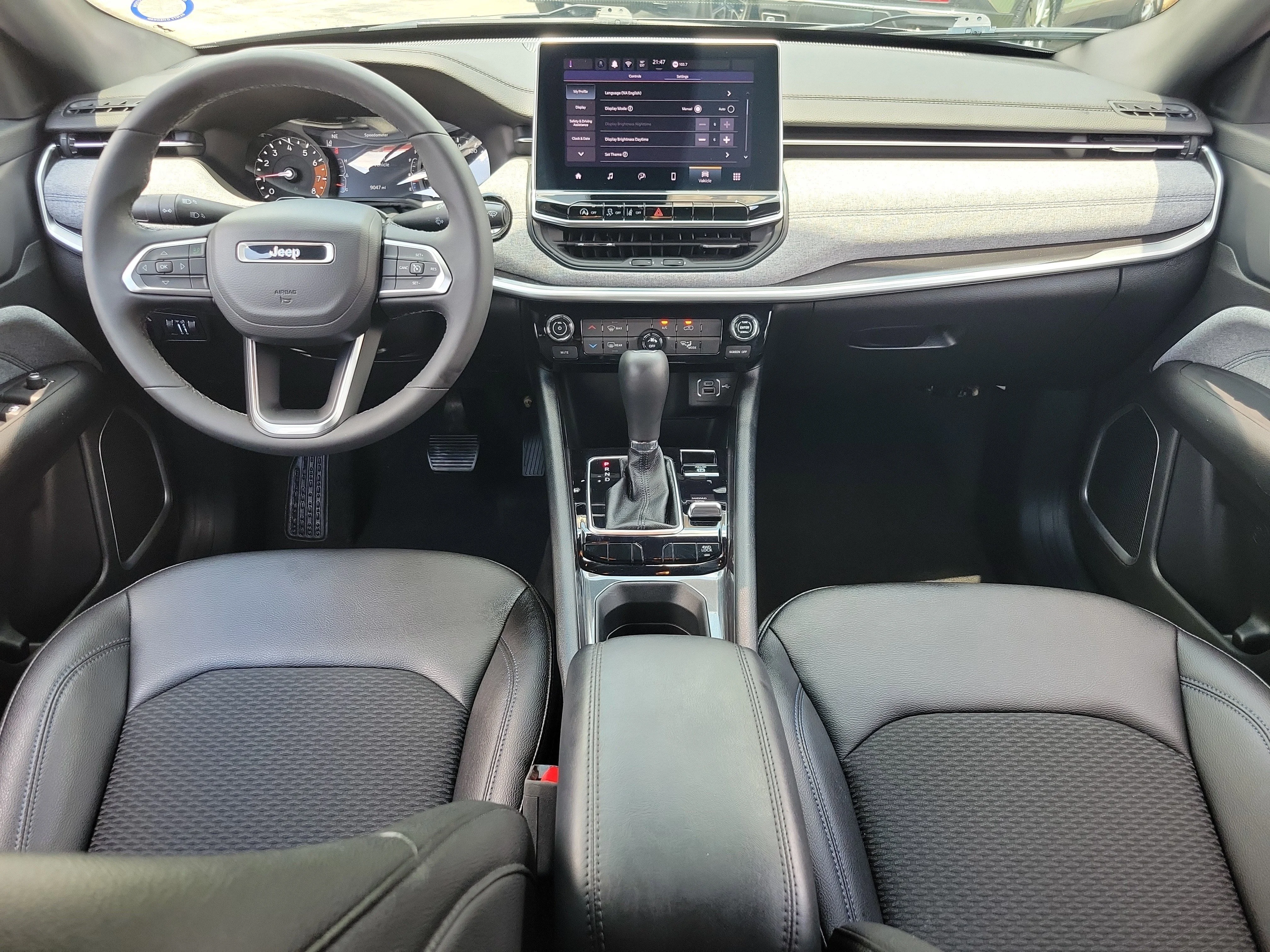 Used 2024 Diamond Black Crystal Pearlcoat Jeep Latitude image 9