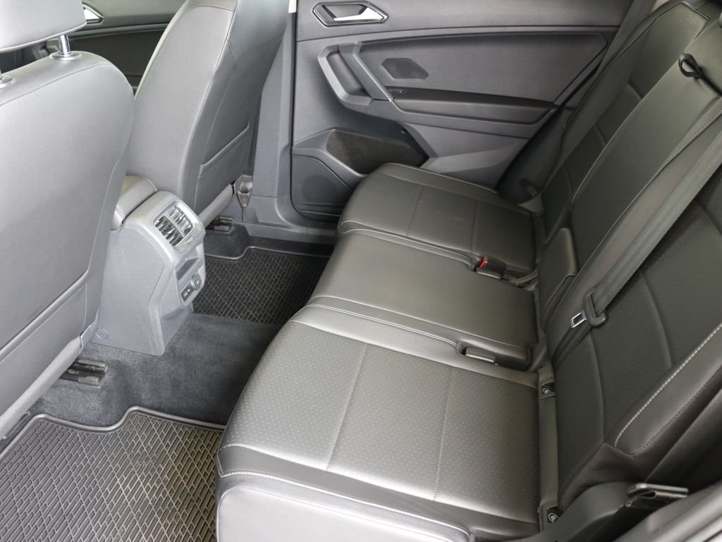 Used 2018 Gray Volkswagen 2.0T SEL image 26
