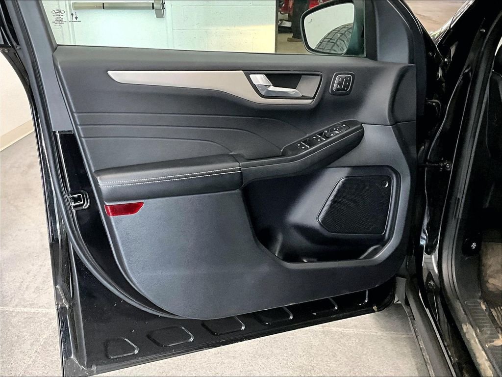 Used 2022 Black Metallic Ford SEL image 9