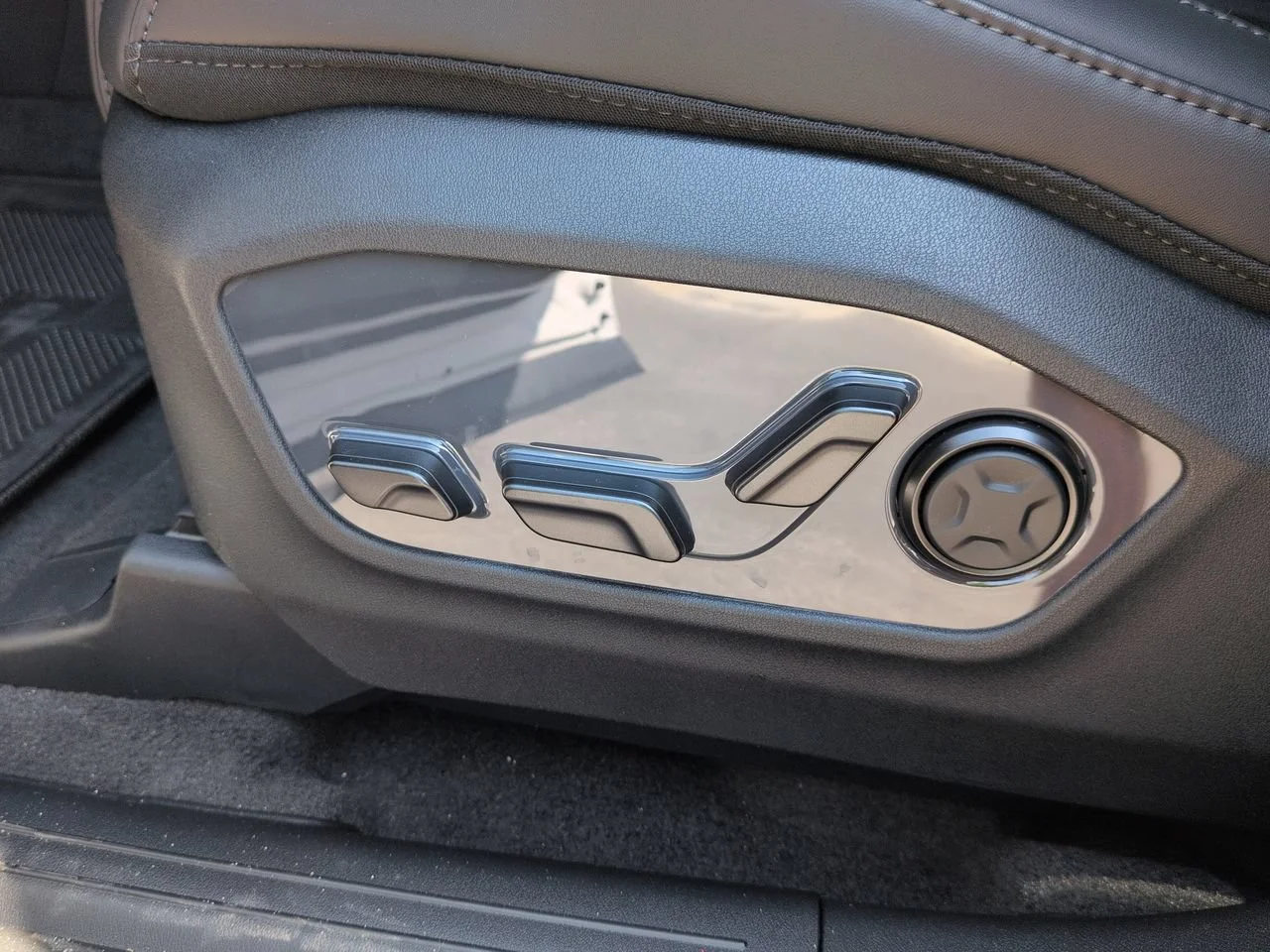 New 2027 Glacial White Pearl Kia X-Line SX image 17