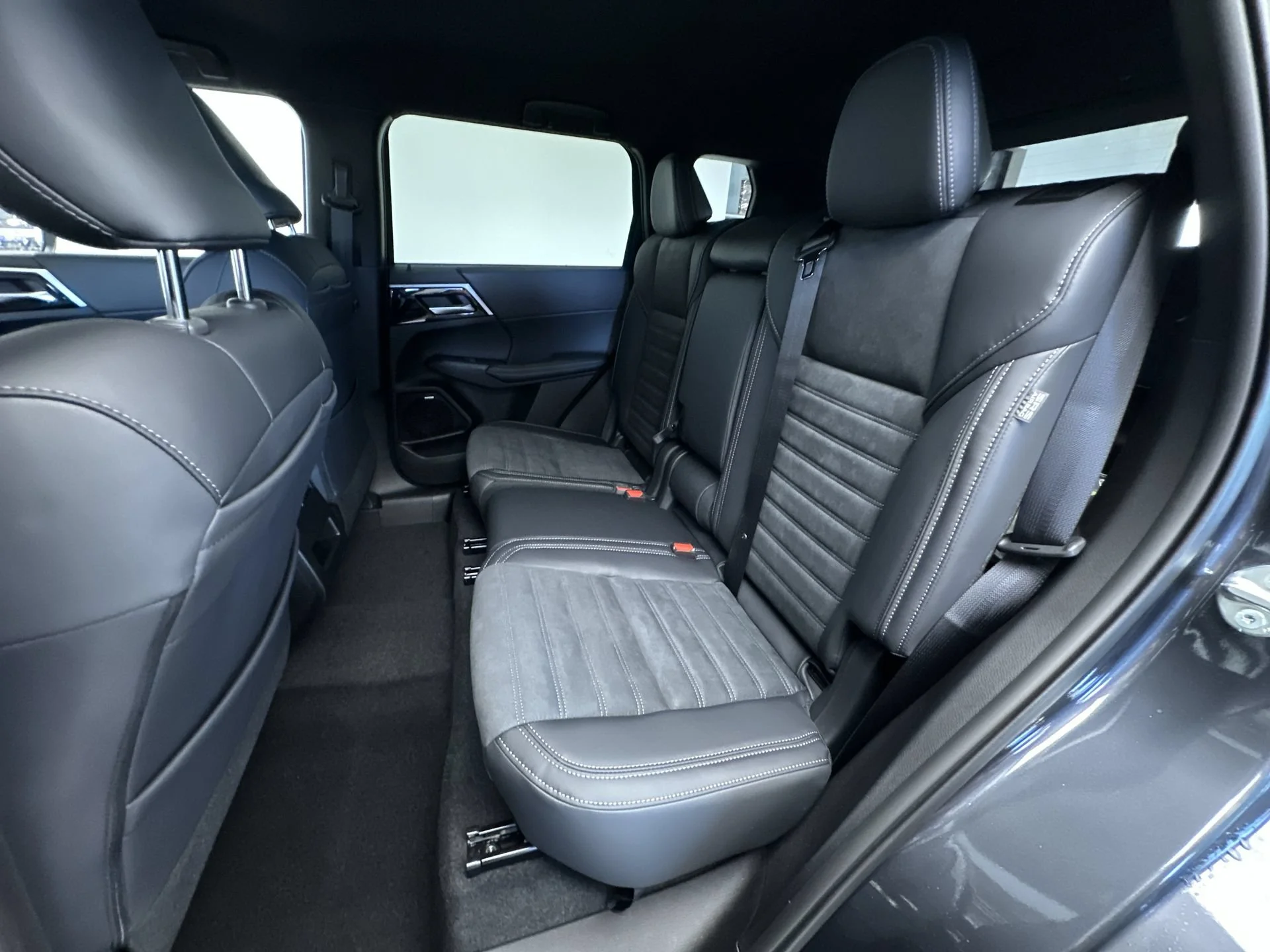 New 2026 Graphite Gray Mitsubishi LE image 22