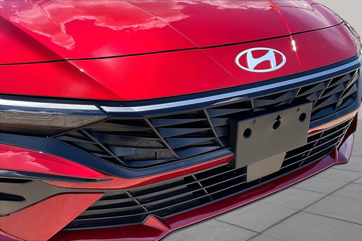 2025 Hyundai Elantra Limited - Photo 27
