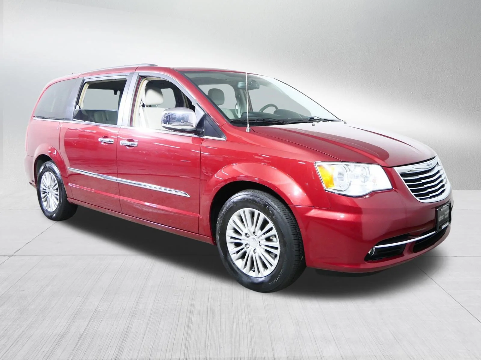 2014 Chrysler Town & Country Touring-L's photo