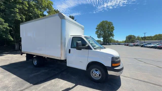 Used 2022 Summit White GMC Gas image 2