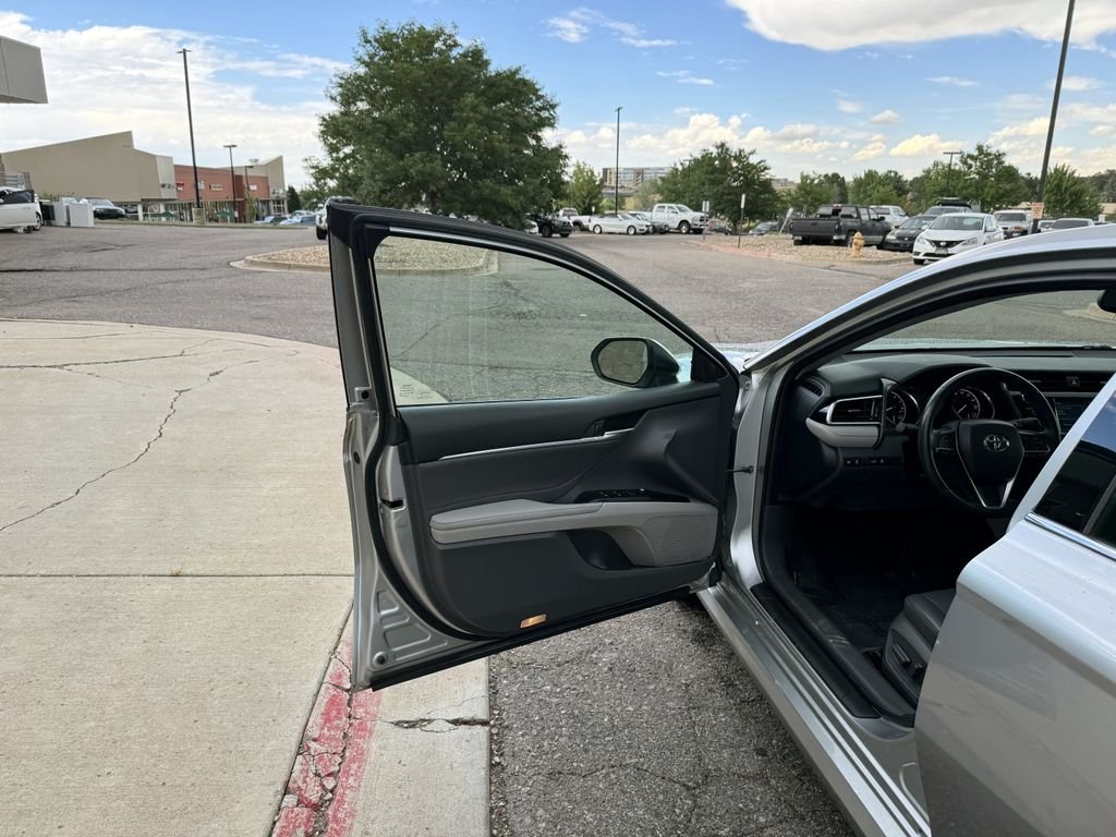 Used 2018 Silver Toyota XLE image 15