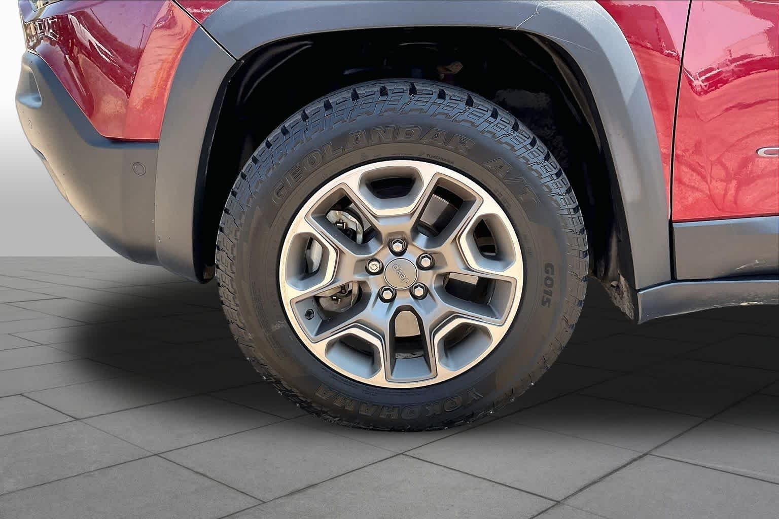 Used 2021 Velvet Red Pearlcoat Jeep Trailhawk image 11