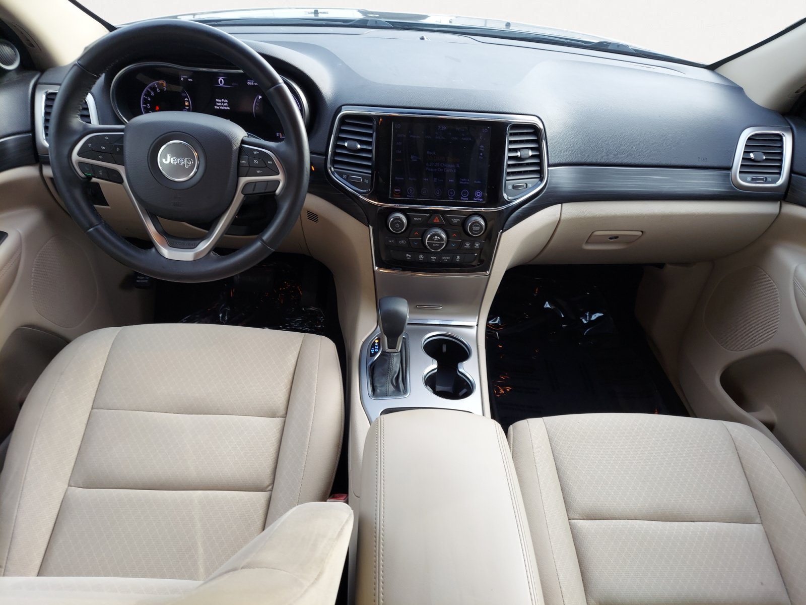 Used 2019 Granite Crystal Metallic Clearcoat Jeep Laredo E image 3
