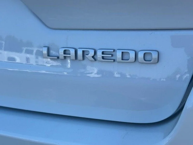 New 2026 Bright White Clear-Coat Exterior Paint Jeep Laredo X image 4