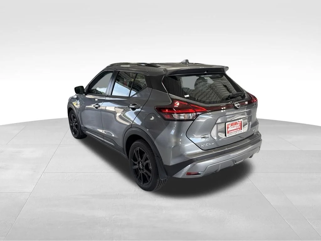 Used 2022 Gray Nissan SR image 3