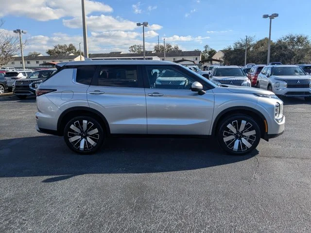 New 2026 Silver Mitsubishi SE image 5