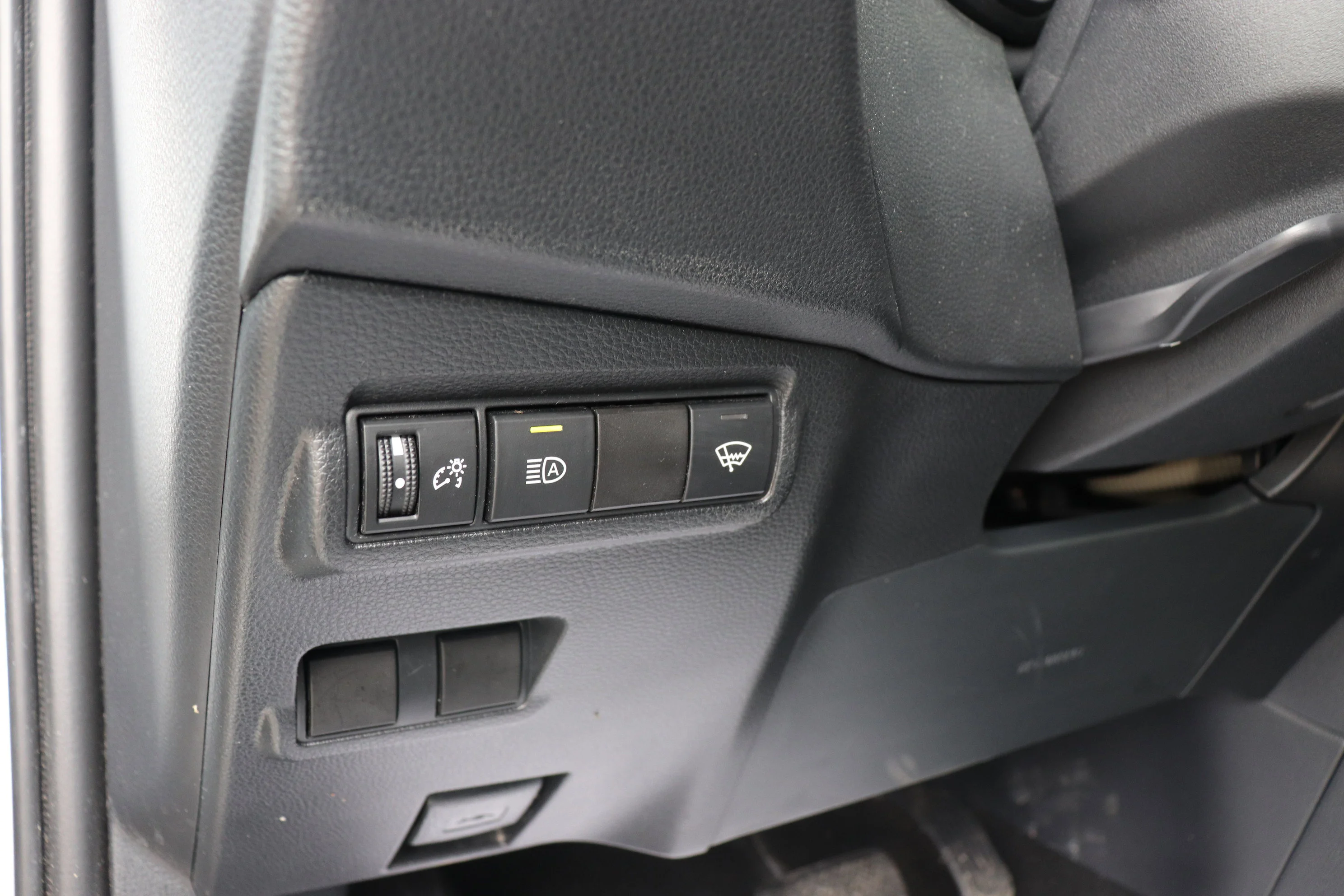 Used 2022 Silver Toyota LE image 12