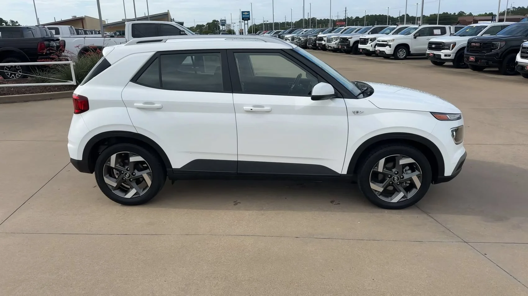 Used 2025 Lunar White Hyundai SEL image 9