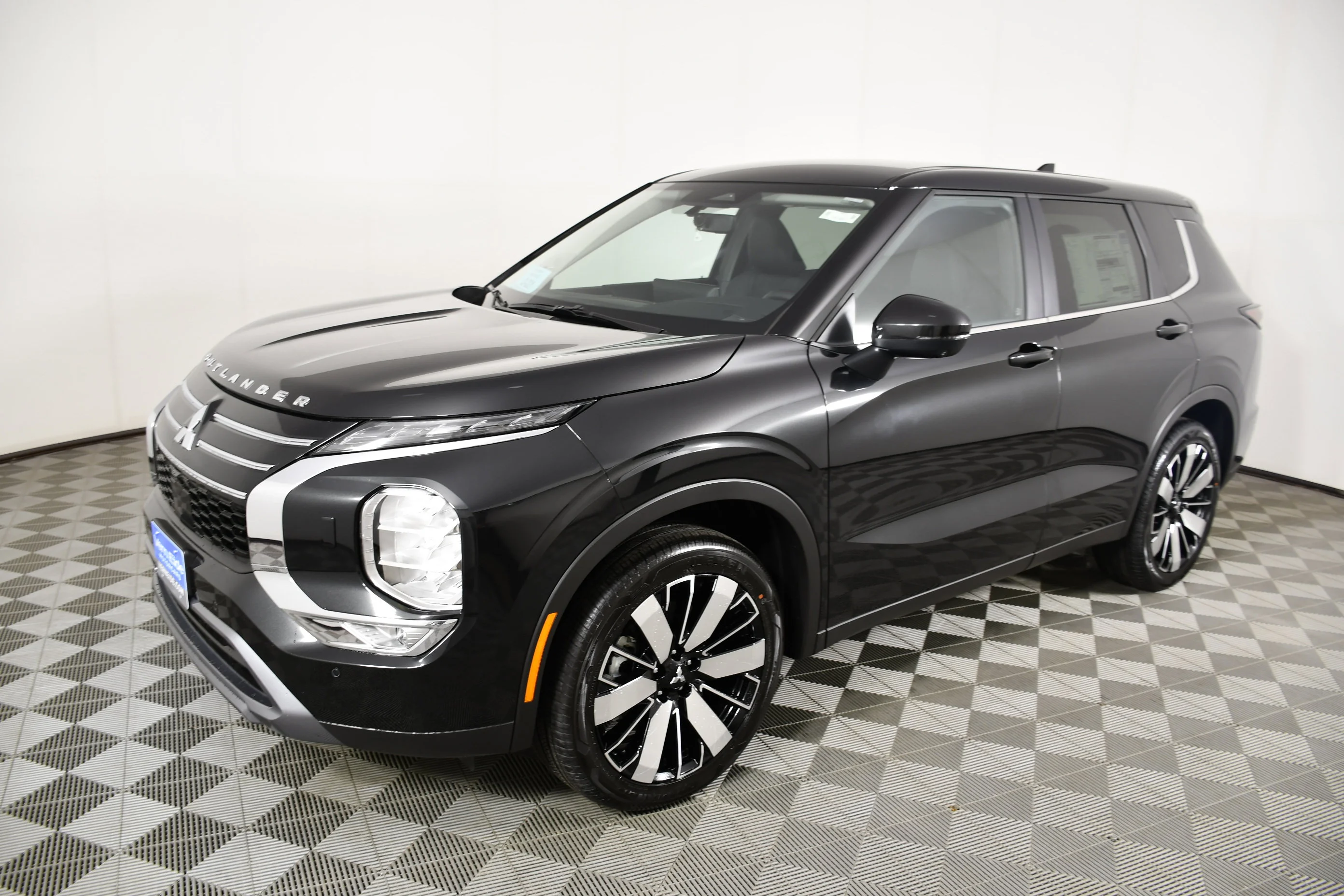 New 2026 Black Diamond Mitsubishi SE image 10